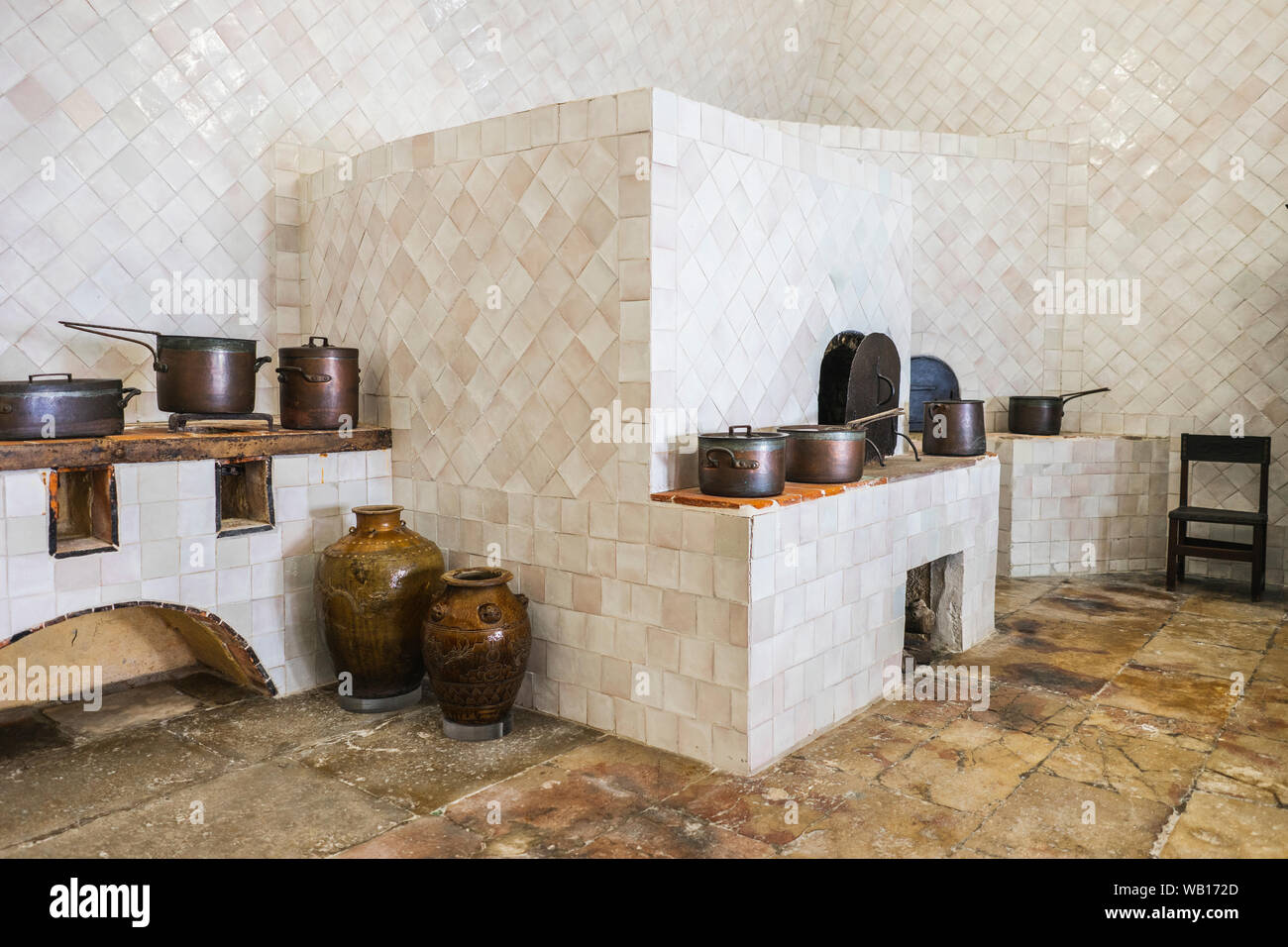 Kupfer Geschirr in vintage Küche mit Backofen, Herd, Sintra Nationalpalast, Portugal Stockfoto