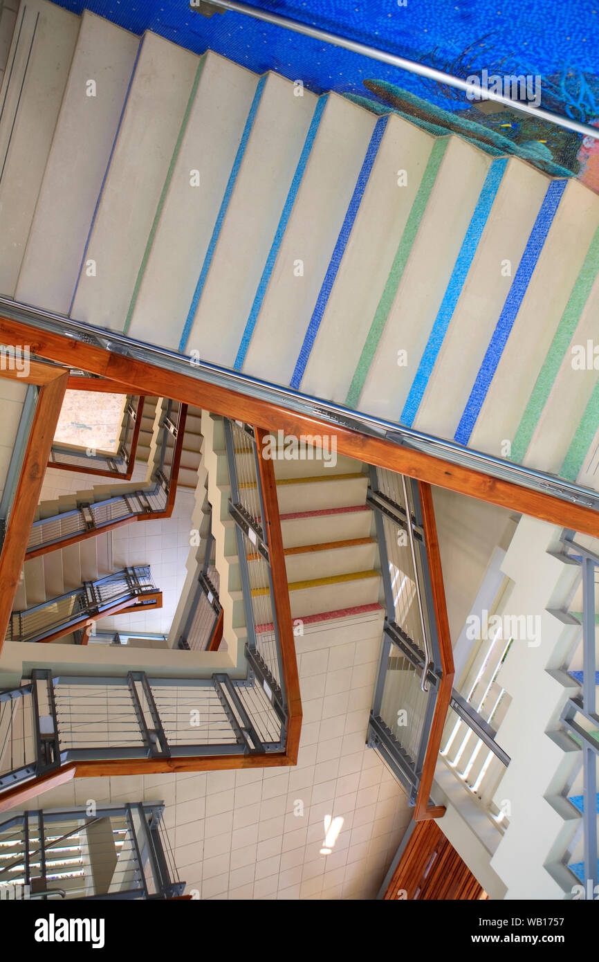 Eine Wendeltreppe mit Mosaikwänden Stockfoto