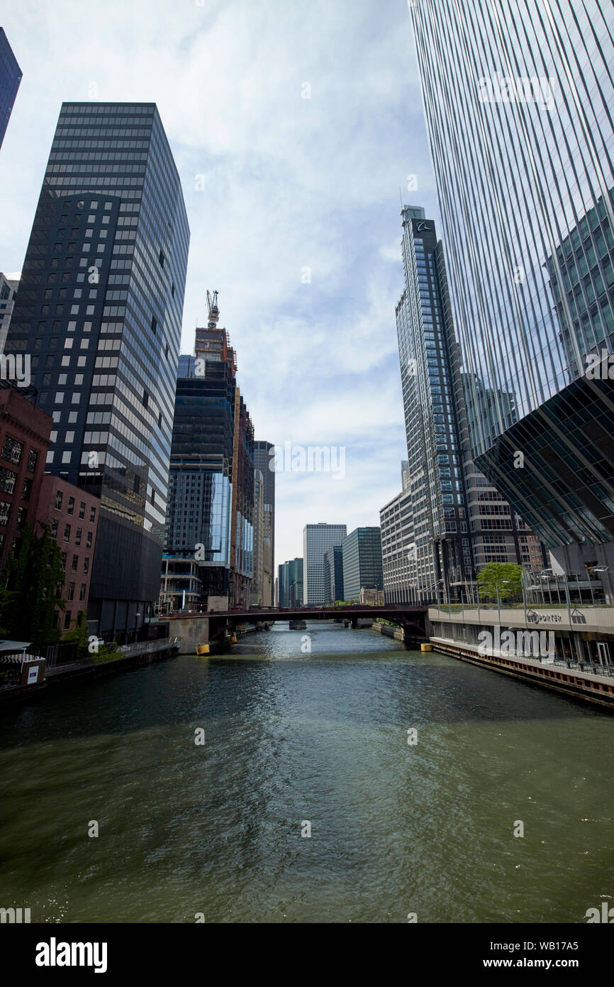 Canyon der Wolkenkratzer und Gebäude in der Umgebung des Chicago River als vom See Street Bridge Chicago Illinois Vereinigte Staaten von Amerika gesehen Stockfoto