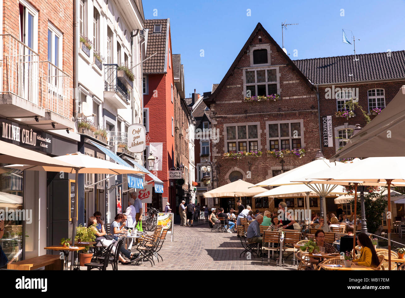 Cafés ad Restaurants auf dem Hof Square, Aachen, Nordrhein-Westfalen, Deutschland. Cafés und Restaurants am Hof, Aachen, Nordrhein-Westfalen, sind Stockfoto