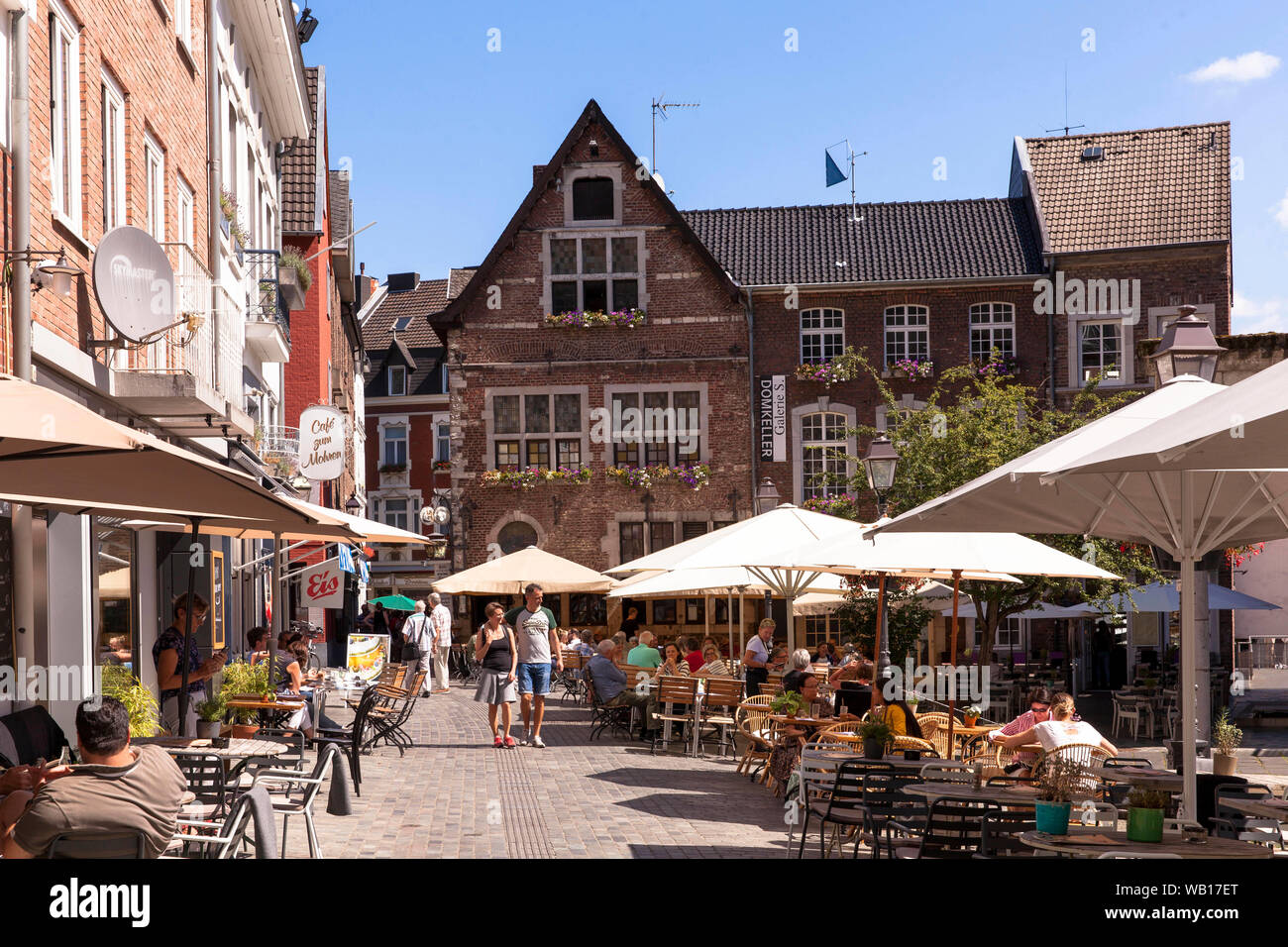 Cafés ad Restaurants auf dem Hof Square, Aachen, Nordrhein-Westfalen, Deutschland. Cafés und Restaurants am Hof, Aachen, Nordrhein-Westfalen, sind Stockfoto