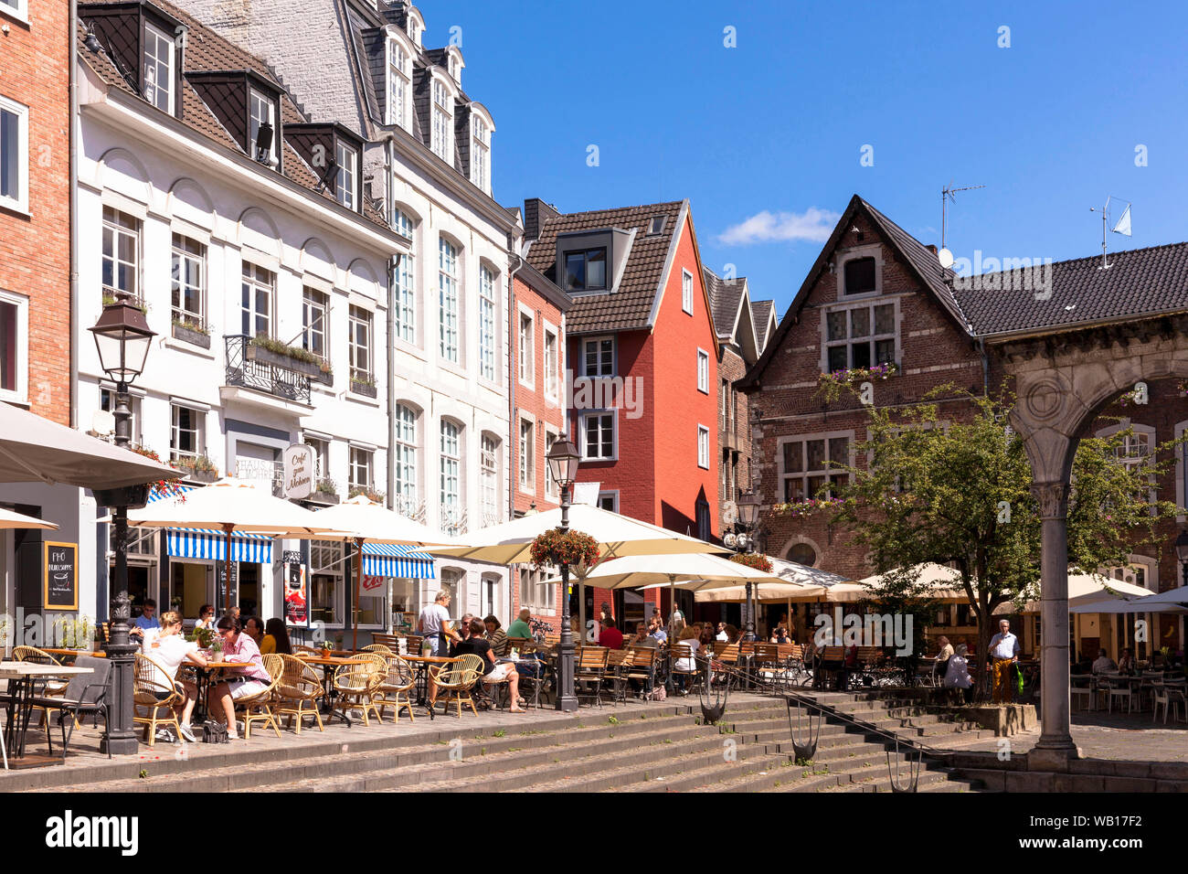 Cafés ad Restaurants auf dem Hof Square, Aachen, Nordrhein-Westfalen, Deutschland. Cafés und Restaurants am Hof, Aachen, Nordrhein-Westfalen, sind Stockfoto