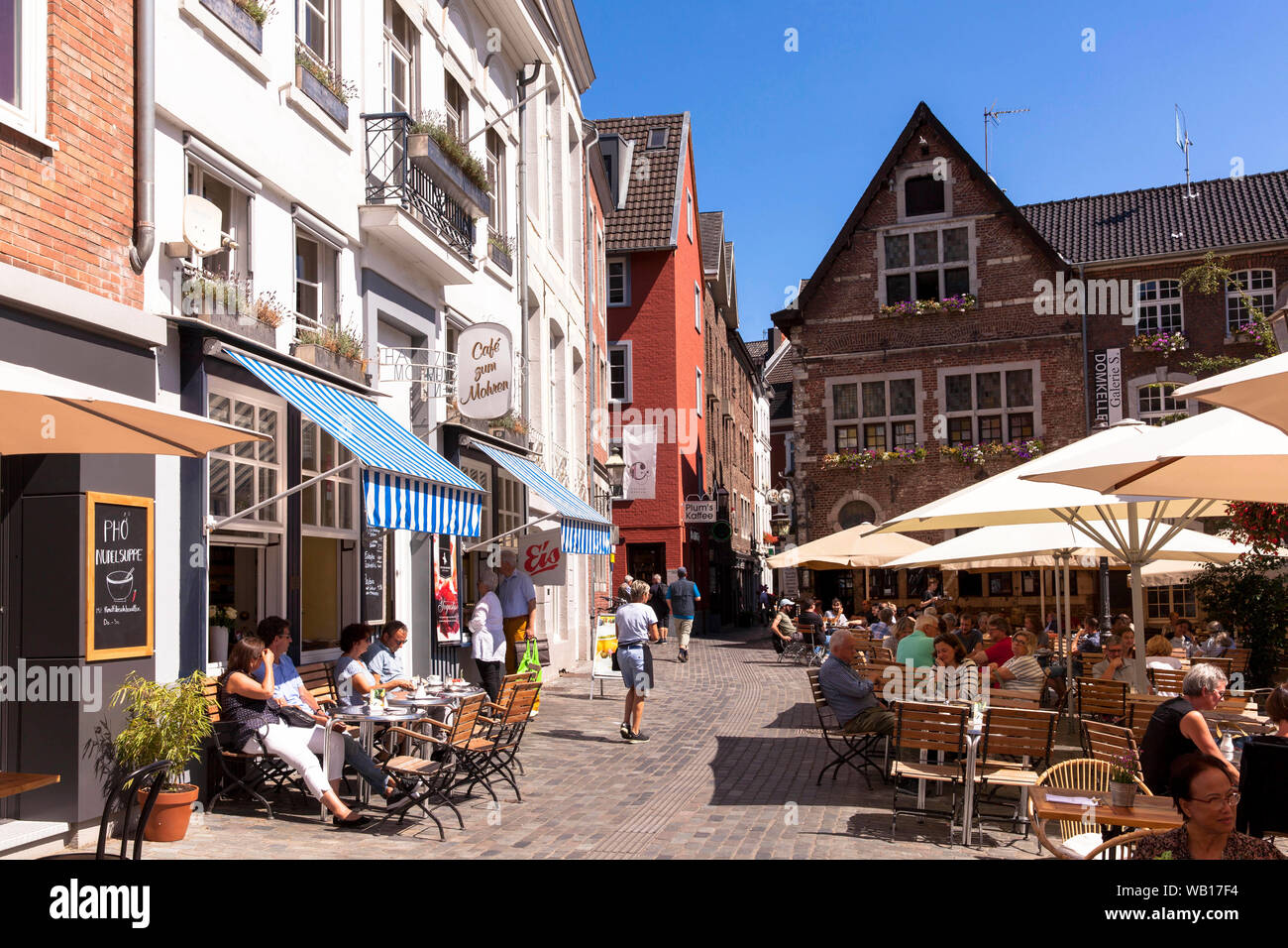 Cafés ad Restaurants auf dem Hof Square, Aachen, Nordrhein-Westfalen, Deutschland. Cafés und Restaurants am Hof, Aachen, Nordrhein-Westfalen, sind Stockfoto