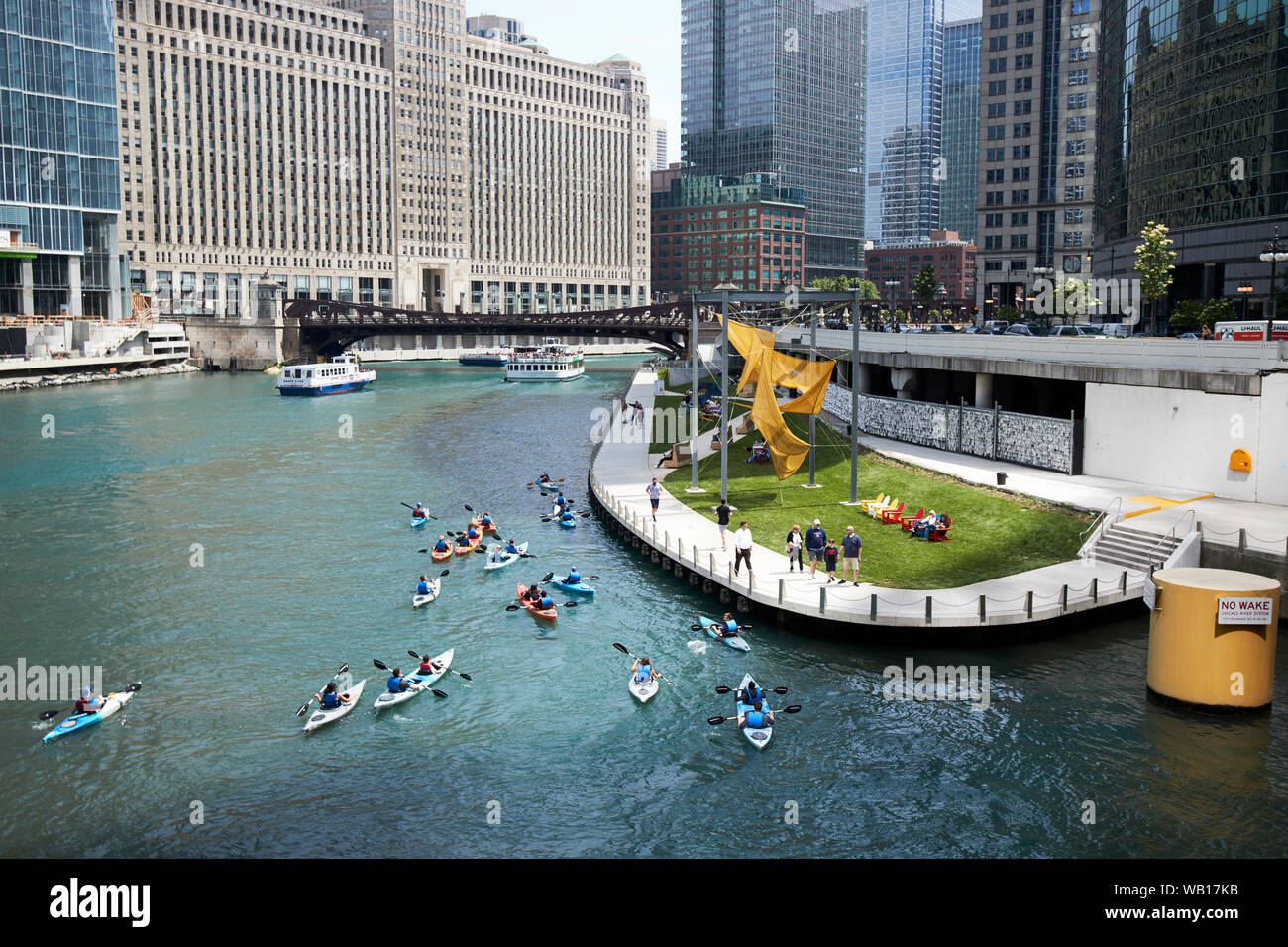 Kanuten und Chicago Riverwalk bei Wolf Punkt auf dem Chicago River in Downtown Chicago Illinois Vereinigte Staaten von Amerika Stockfoto