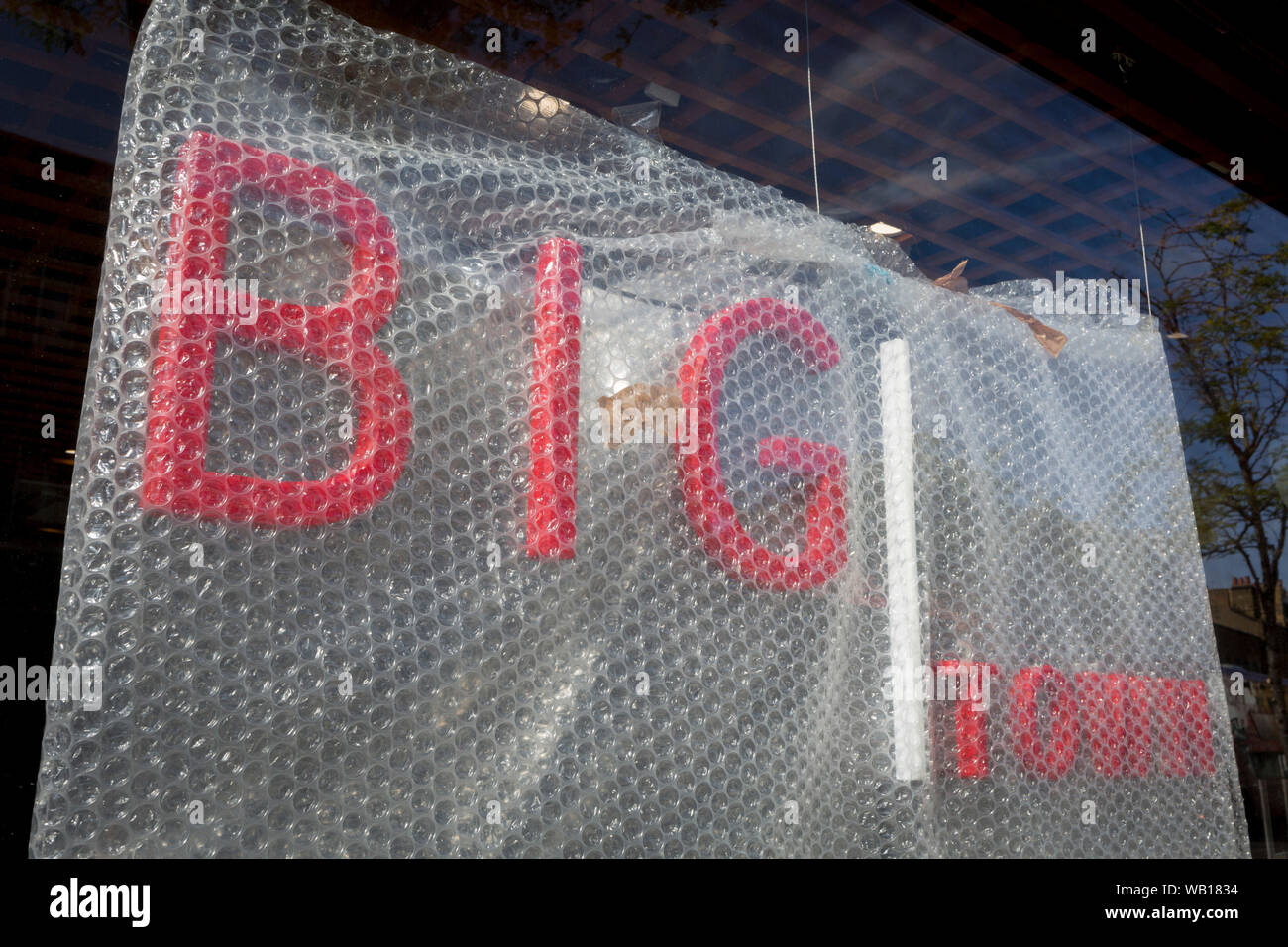 Ein Detail, Schrift rot die Fassade eines neuen Restaurant Geschäft namens 'große Stadt' und bietet Westafrikanischen essen, ist immer noch in Bubble-Wrap während der Konvertierung der Unterkunft auf der Walworth Road im Süden Londons, am 23. August 2019, in London, England. Stockfoto