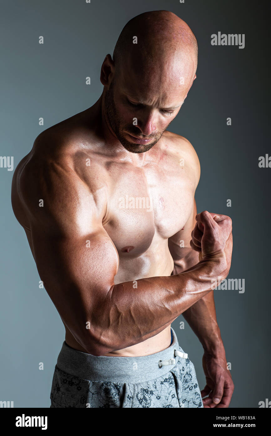 Brutal starke athletisch bodybuilding Männer posiert im Studio. Bodybuilding und gesund leben Konzept Stockfoto
