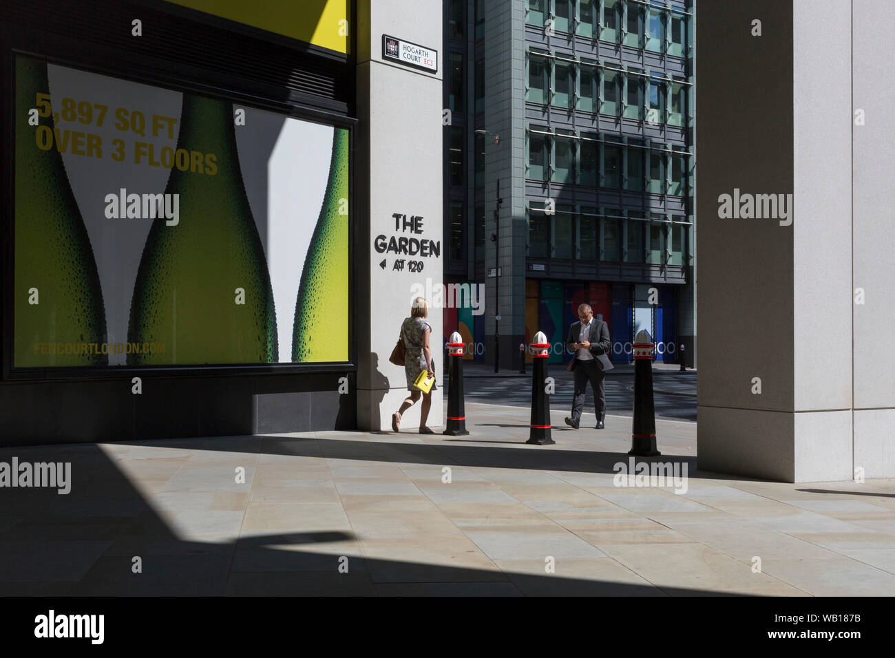 Stadt Arbeitnehmer durch die neueste Architektur von Fen Hof (aka Hogarth Gericht) auf Fenchurch Street in der City von London, das Finanzviertel der Hauptstadt (aka der Square Mile), am 22. August 2019, in London, England. Stockfoto