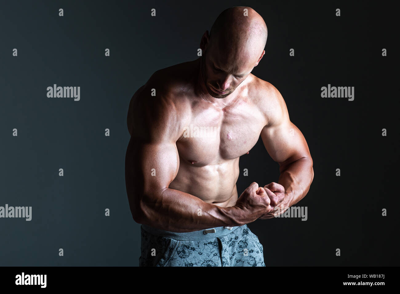 Brutal starke athletisch bodybuilding Männer posiert im Studio. Bodybuilding und gesund leben Konzept Stockfoto