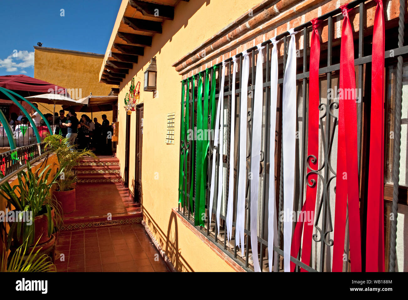 Eine Bar auf der Dachterrasse in San Miguel de Allende, Mexiko mit streamern als Vertreter der mexikanischen Flagge. Stockfoto