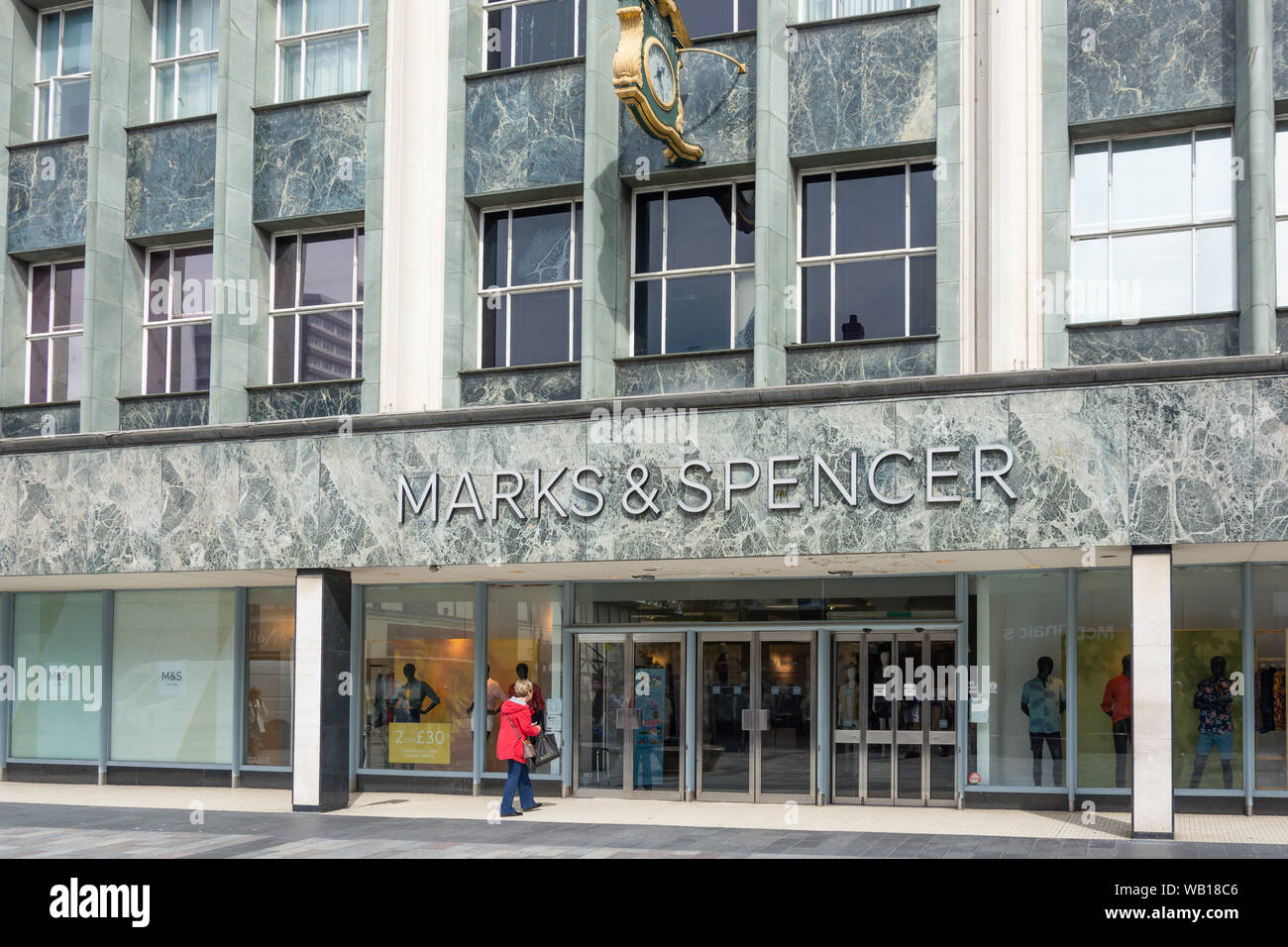 Eingang zu Marks & Spencer Department Store, High Street West, Sunderland, Tyne und Wear, England, Vereinigtes Königreich Stockfoto