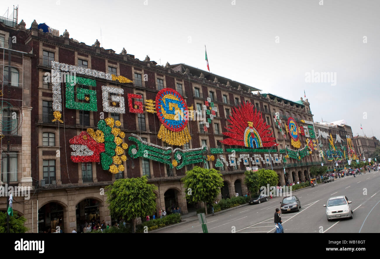 Der Hauptplatz in Mexiko City im Jahr des 200sten Hochzeitstag der Unabhängigkeit. Gebäude um den Platz sind in Lametta und lig geschmückt Stockfoto