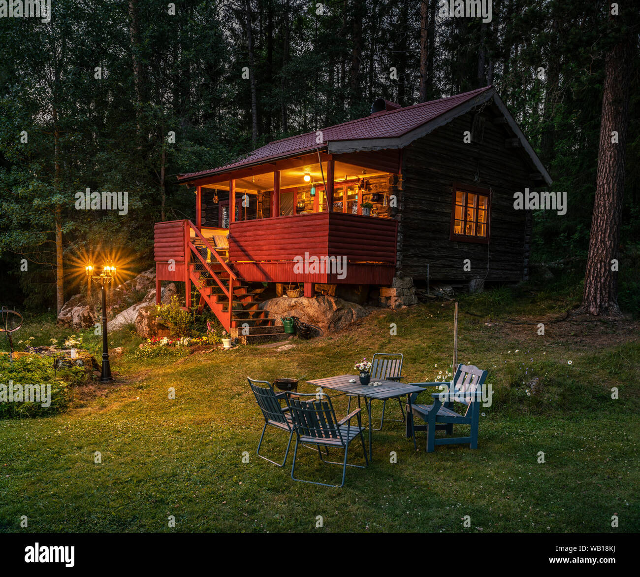 Idyllisches Landhaus und Garten bei Nacht. Dalarna/aus Dalarna, Schweden, Skandinavien Stockfoto