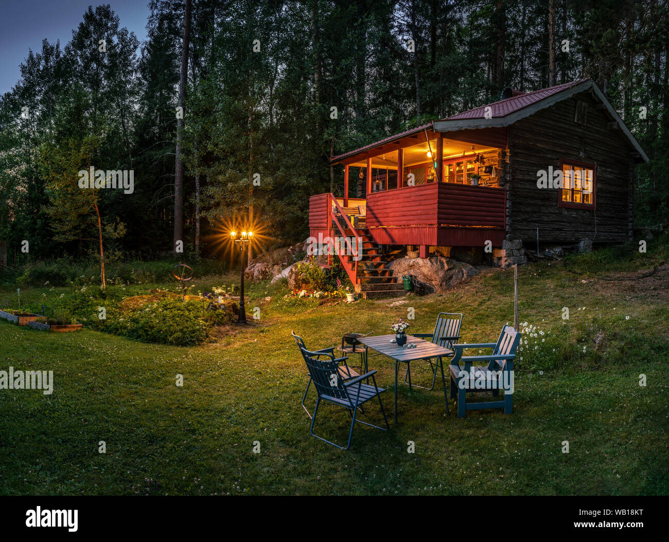 Idyllisches Landhaus und Garten bei Nacht. Dalarna/aus Dalarna, Schweden, Skandinavien Stockfoto