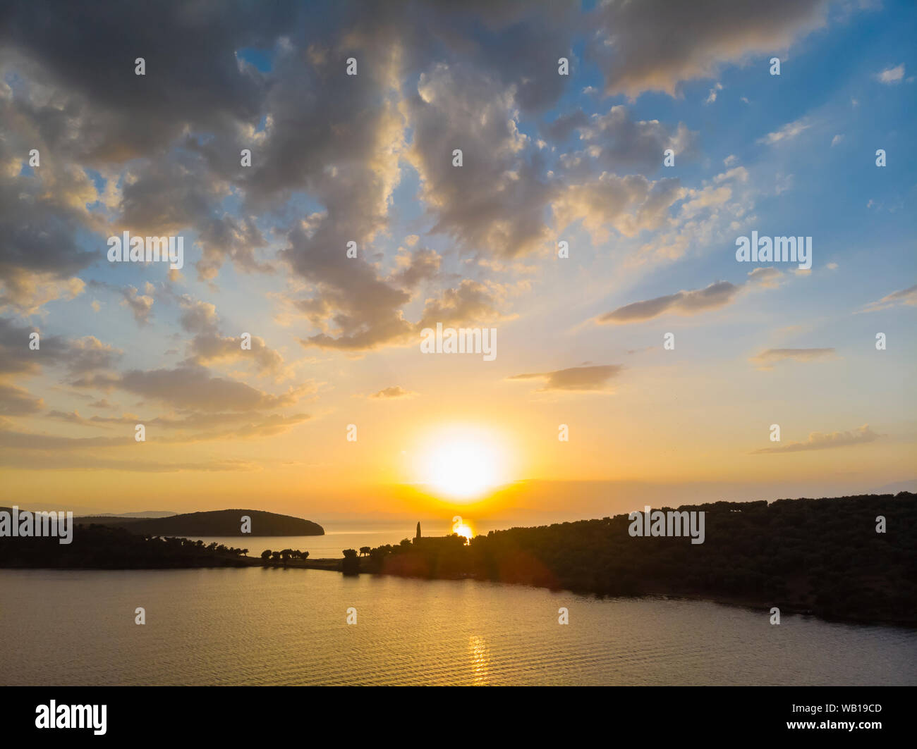 Griechenland, Ägäis, Pagasäischen Golf, Halbinsel Pilion, Sound von Trikeri, Luftaufnahme von der Bucht von Göcek zu Insel Alatas mit Heiligen Vierzig Kloster bei Sonnenuntergang Stockfoto