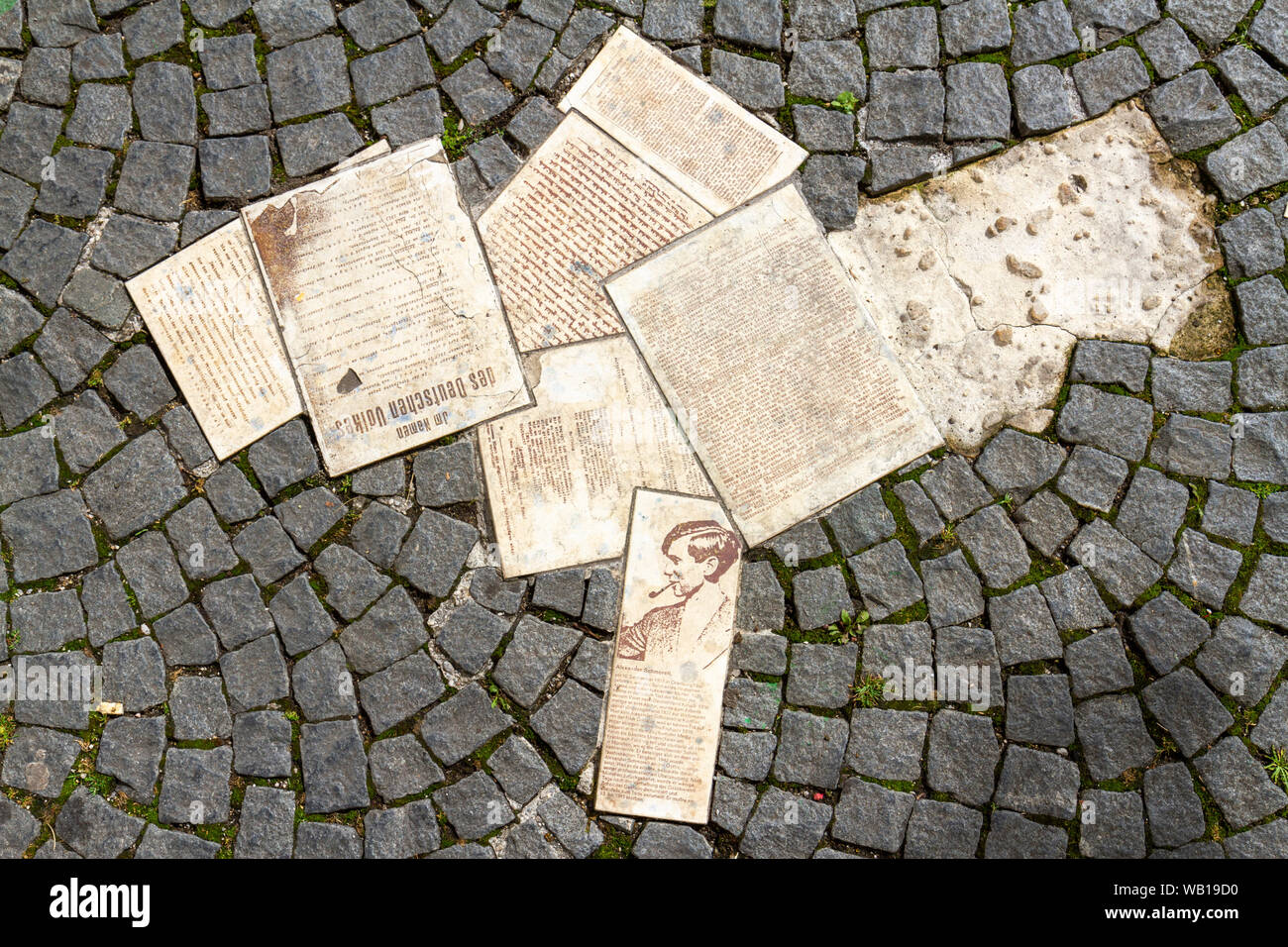 Weiße Rose Memorial von Flugblättern auf dem Bürgersteig außerhalb der Ludwig-Maximilians-Universität in München, Deutschland verstreut. Stockfoto