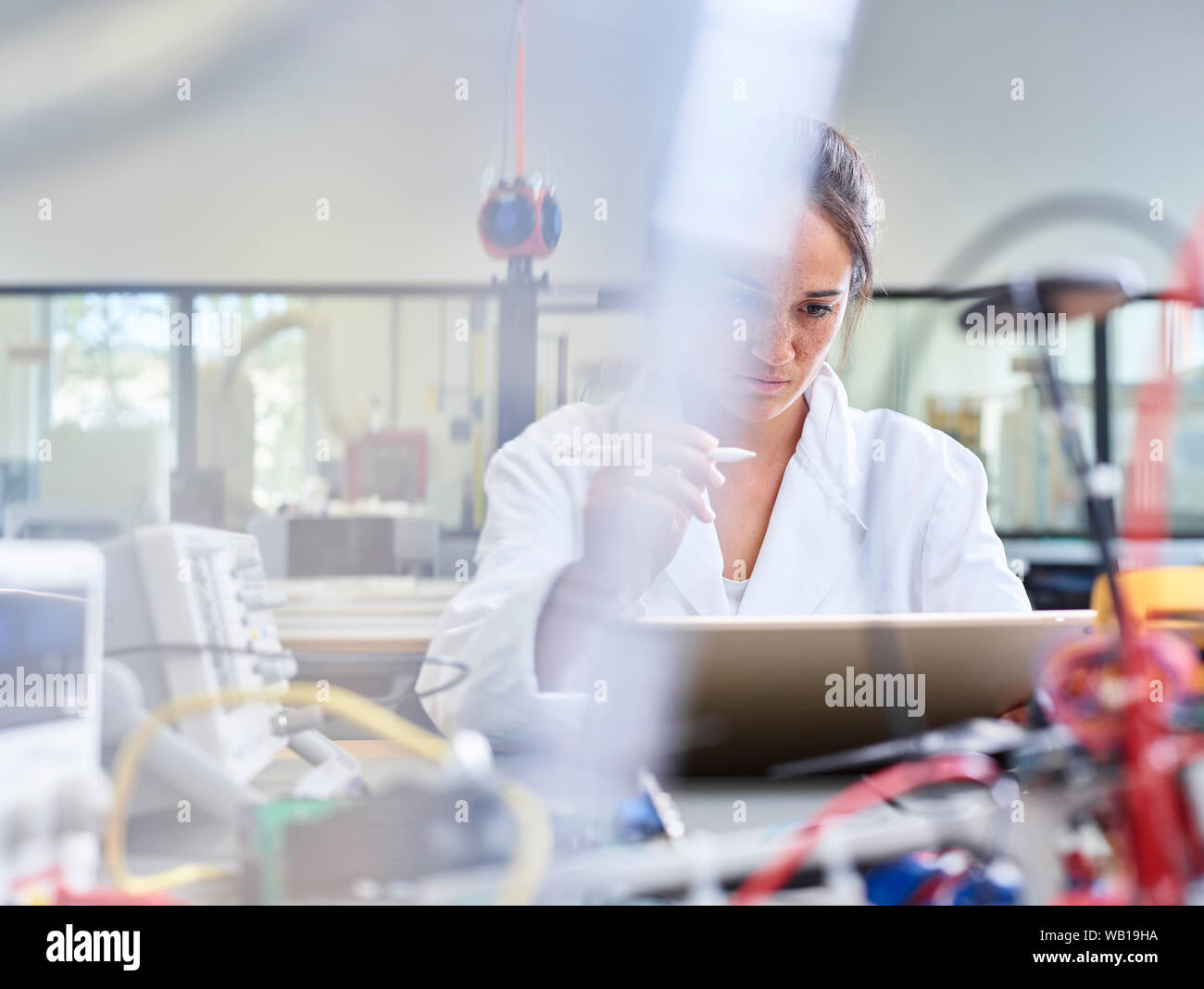 Technikerin in Forschung Labor arbeiten, zeichnen mit dem Stift auf Tablet Stockfoto