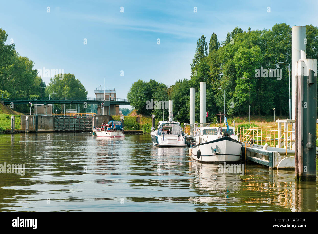 Niederlande, Limburg, Osen, Maas, warten Motorboot Stockfoto