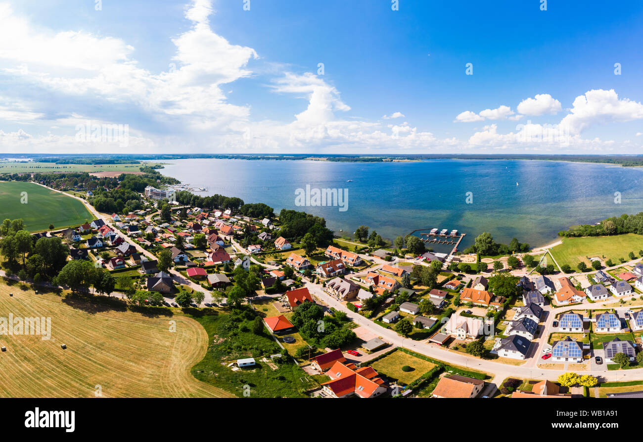 Deutschland, Mecklenburg-Vorpommern, Mecklenburgische Seenplatte, Luftaufnahme von Fleesensee und See Fleesensee Stockfoto