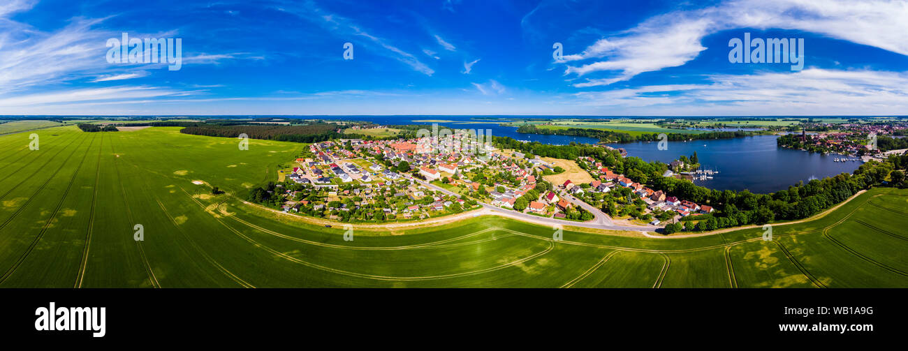 Deutschland, Mecklenburg-Vorpommern, Mecklenburgische Seenplatte, Luftaufnahme von Roebeln und See Müritz Stockfoto