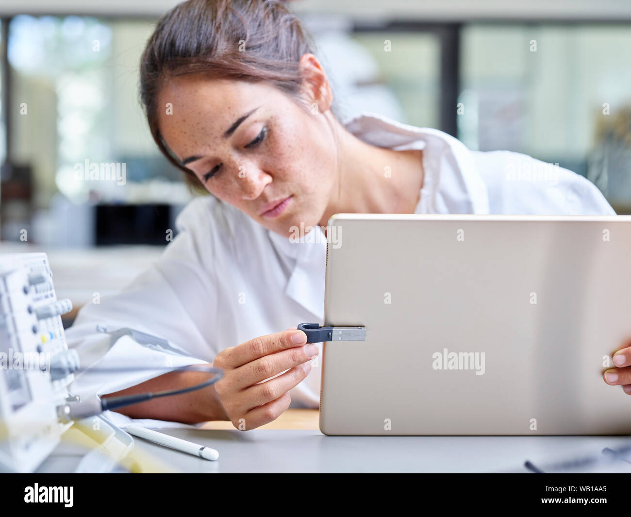 Technikerin in Forschung Labor, Tablet-PC und USB-Stick arbeiten Stockfoto