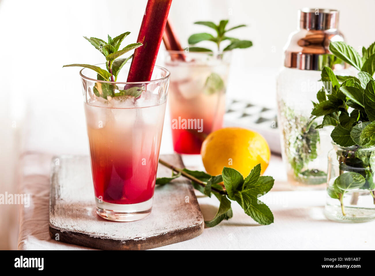 Rhabarber Collins mit Gin, Prosecco, Zitronensaft, rhabarbersaft und Hibiskus-sirup Stockfoto