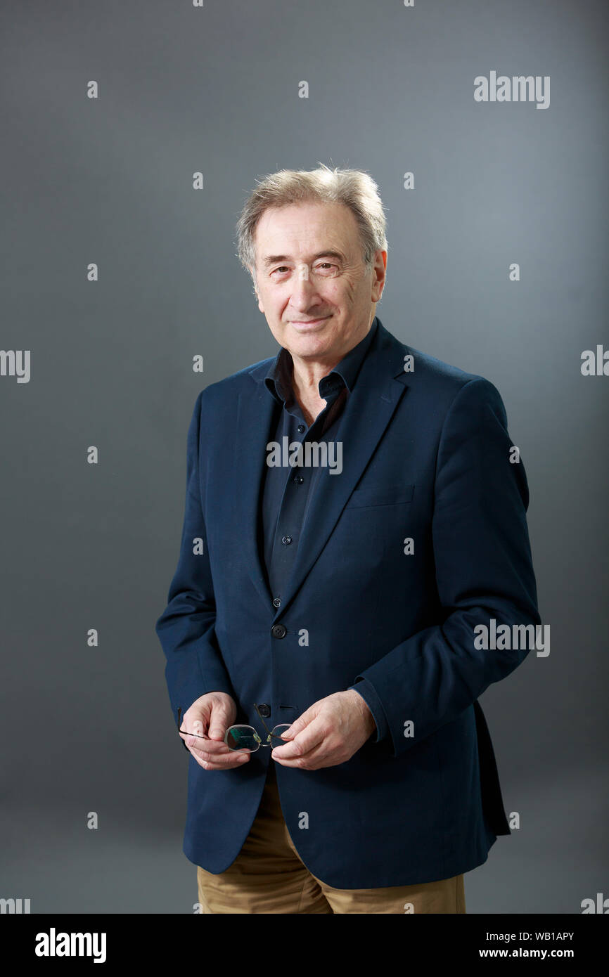 Edinburgh, Großbritannien. Am 23. August. 2019. George Szirtes nimmt ein Foto bei Edinburgh International Book Festival. Pako Mera/Alamy leben Nachrichten Stockfoto