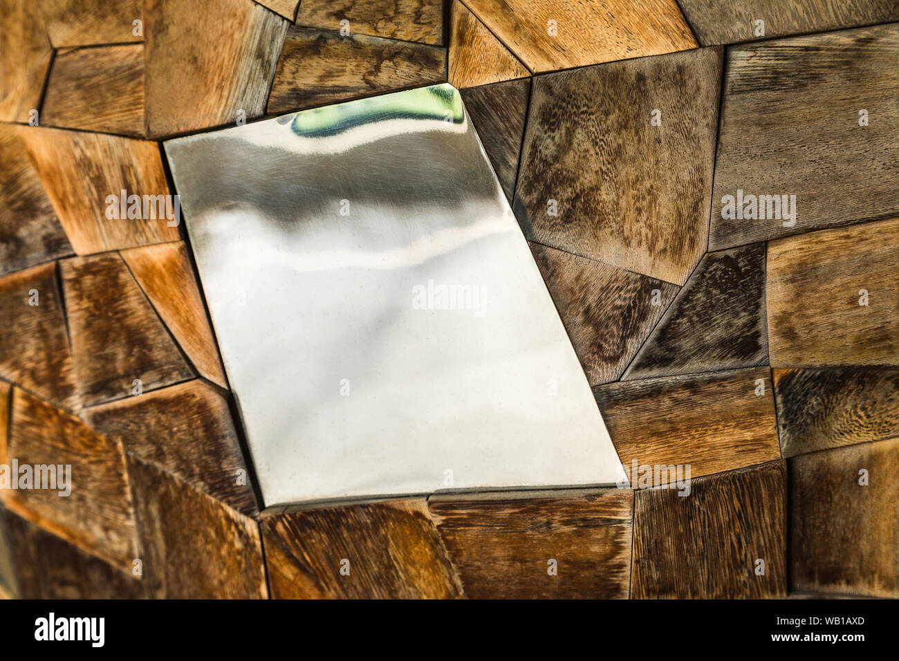 Braun Holz- Textur mit Glas, Hintergrund. Holz- wand, Oberfläche. Holz- Muster. Stockfoto