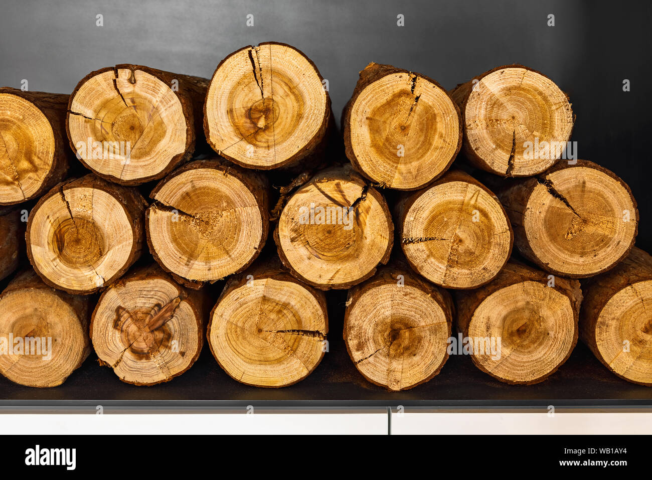 Gehackte Brennholz. Natürliche Holz- braunen Hintergrund. Stockfoto