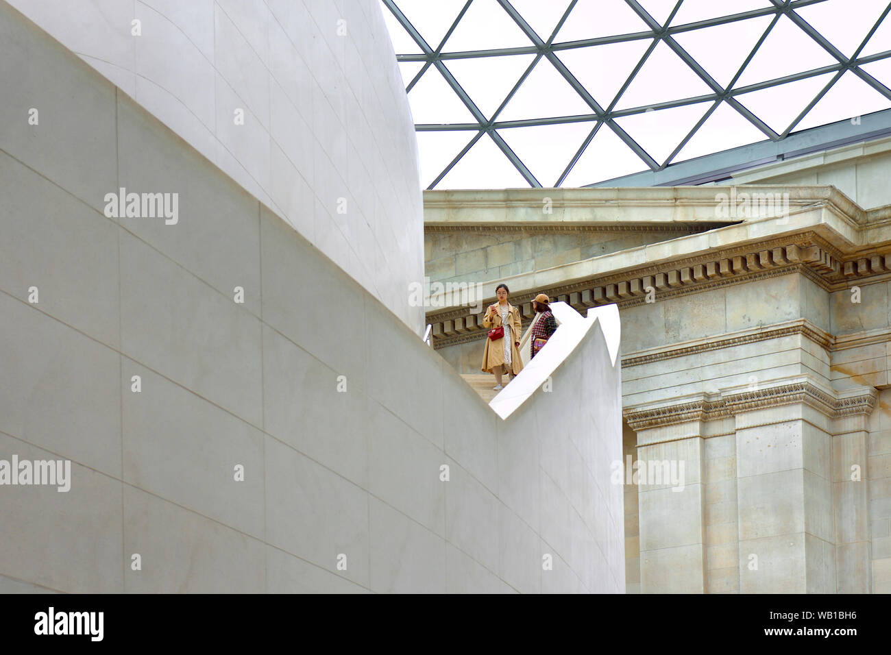 British Museum, Bloomsbury, London, England, UK. Die Menschen in den großen Hof, von der Treppe um den Lesesaal Stockfoto