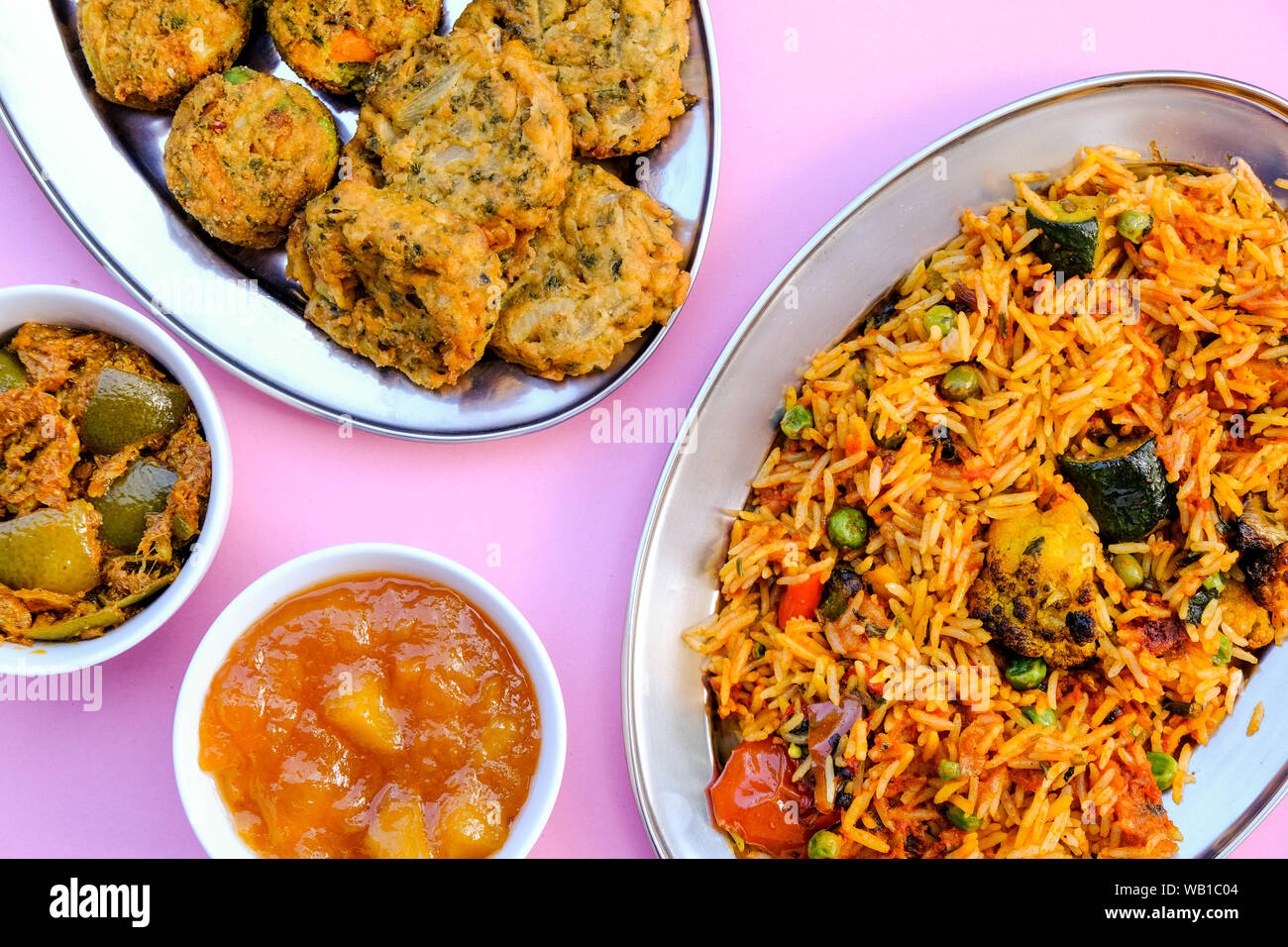 Im indischen Stil Vegetable Biryani Mahlzeit mit Pakoras, Samosas und ...