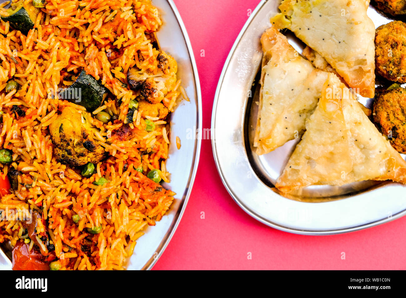 Im indischen Stil Vegetable Biryani Mahlzeit mit Pakoras, Samosas und Zwiebel Bhajis Stockfoto