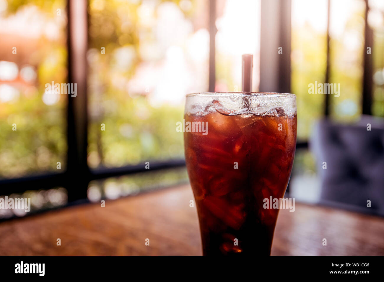 Eiskaffee auf hölzernen Hintergrund Stockfoto