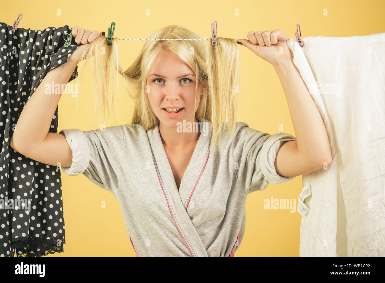 Vintage Haushälterin Frau. Betont retro Hausfrau. Mutter beschäftigt. Multitasking Mom. Ausführung der verschiedenen Aufgaben im Haushalt. Zimmermädchen oder Hausfrau kümmert sich Abo Stockfoto