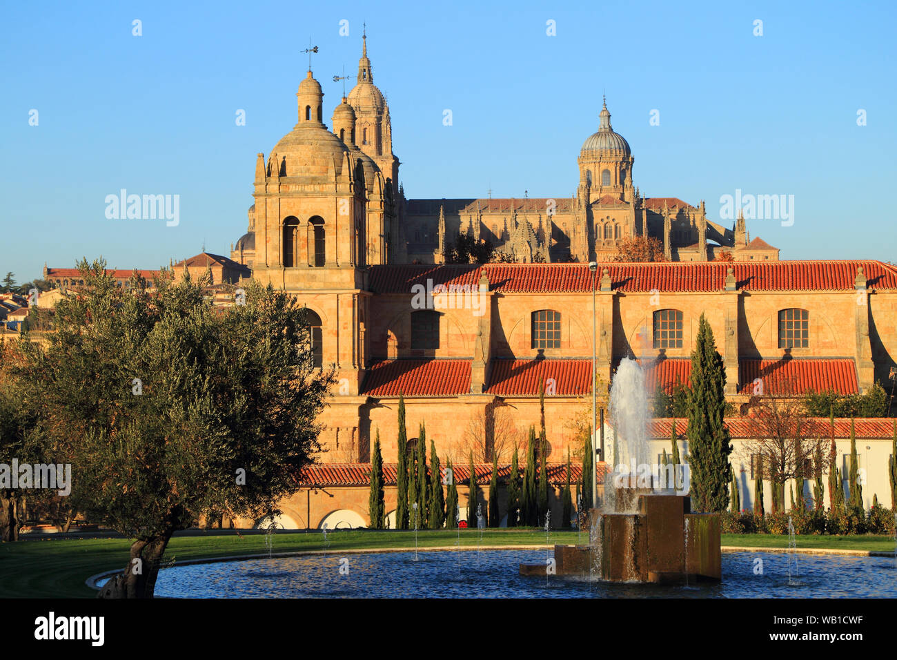 Salamanca, Spanien - UNESCO Weltkulturerbe mit romanischen, gotischen, Renaissance und barocken Denkmälern. Die Kirche von: Iglesia de Santisima Trinidad de Arrabal. Stockfoto