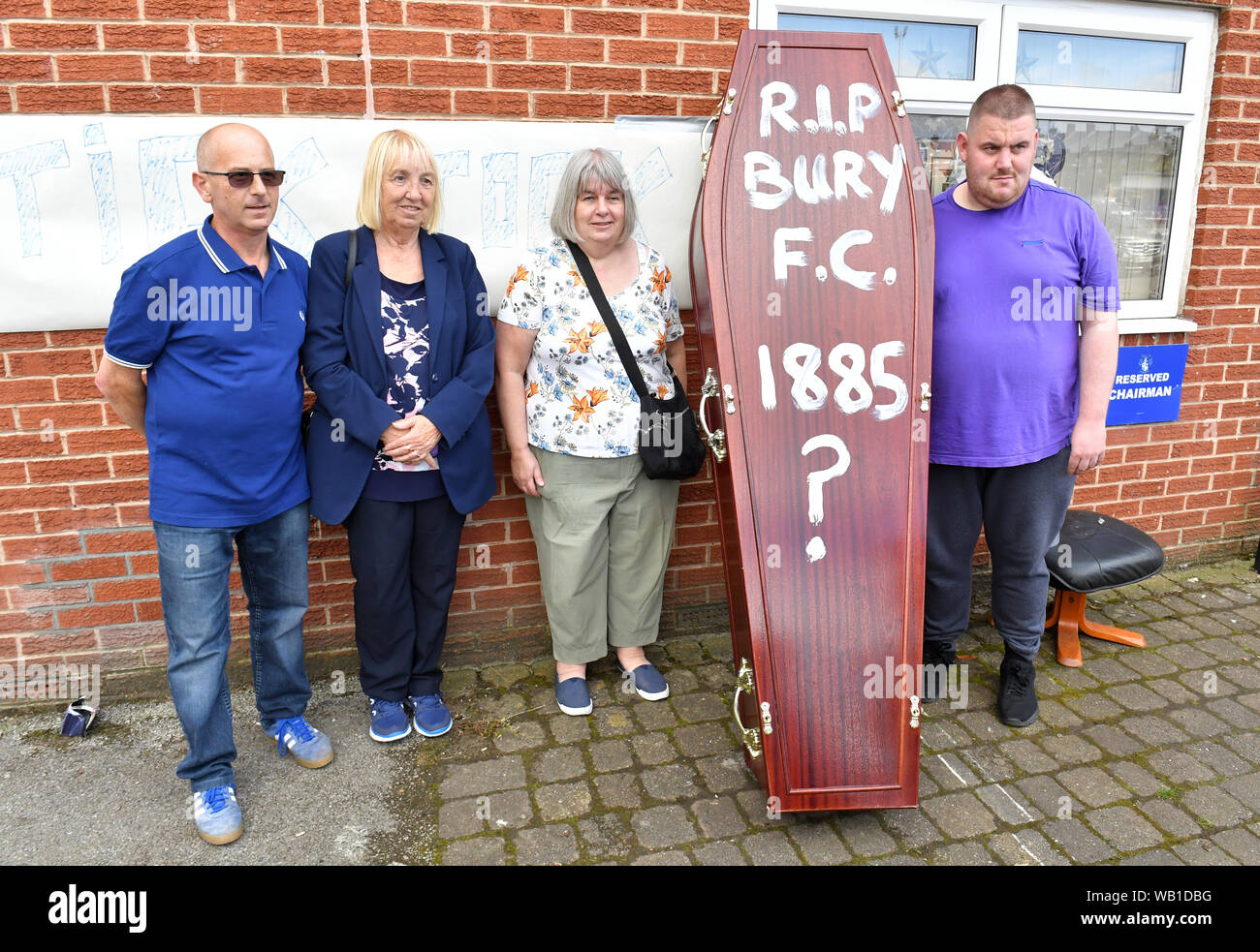 Fans Bury liefern einen symbolischen Sarg lesen' R.I.P Bury F.C. 1885?' an gigg Lane, der Heimat des FC Bury. Stockfoto