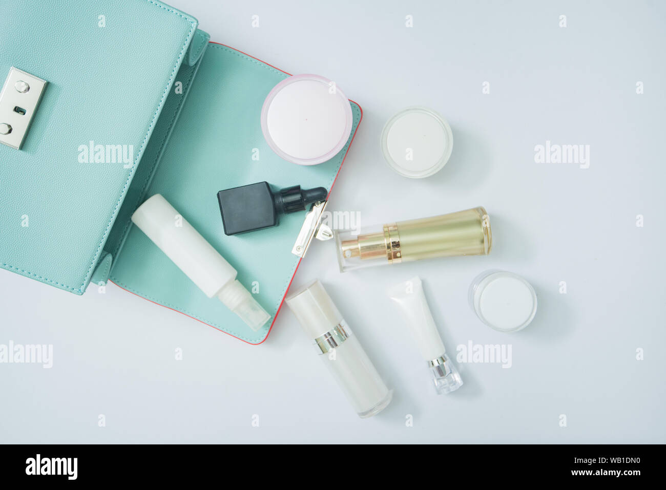 Kosmetisches Erzeugnis und Frau Beutel auf Weiß, kosmetisches Produkt isoliert Stockfoto