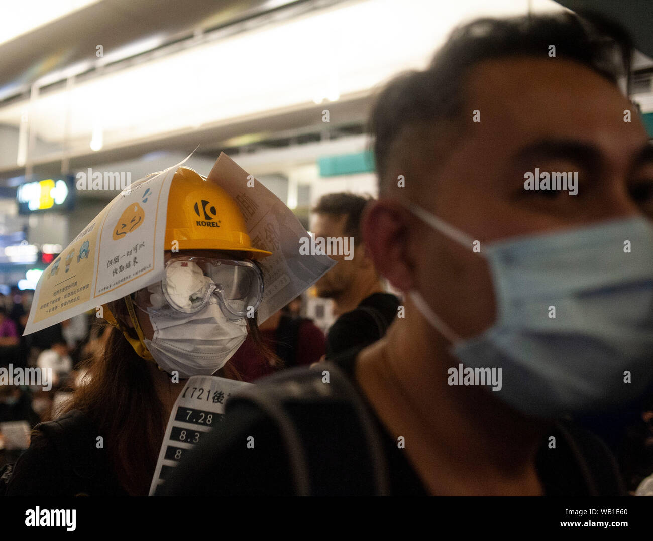 Die Demonstranten hielten eine Besetzung der Yueng lange U-Bahnhof kurz vor der Bereitschaftspolizei Gang ein, um sie aus dem Bereich während der Demonstration zu entfernen. Tausende Demonstranten am Yueng lange U-Bahnhof gesammelt und besetzt den Platz im Protest der Ereignisse, die vor einem Monat, als Mitglieder der Triade Bande angegriffen Demonstranten und Journalisten mit Eisenstangen und andere Waffen aufgetreten. Der Polizei in Kampfausrüstung Advanced auf die Demonstranten und versuchten die Menge zu zerstreuen, aber sie abgestoßen wurden, und die Demonstranten ihre Getaway auf Züge, die durch die Arbeitnehmer der Metro gehalten wurden Stockfoto