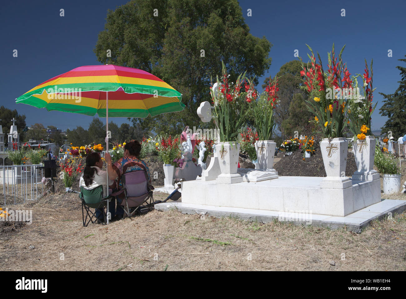 Mexikos 'Dia De Los Muertes" - der Tag des Jahres, wenn die mexikanischen 'Feiern' die Toten, indem sie Blumen und Essen zu den Gräbern der Lieben. Stockfoto
