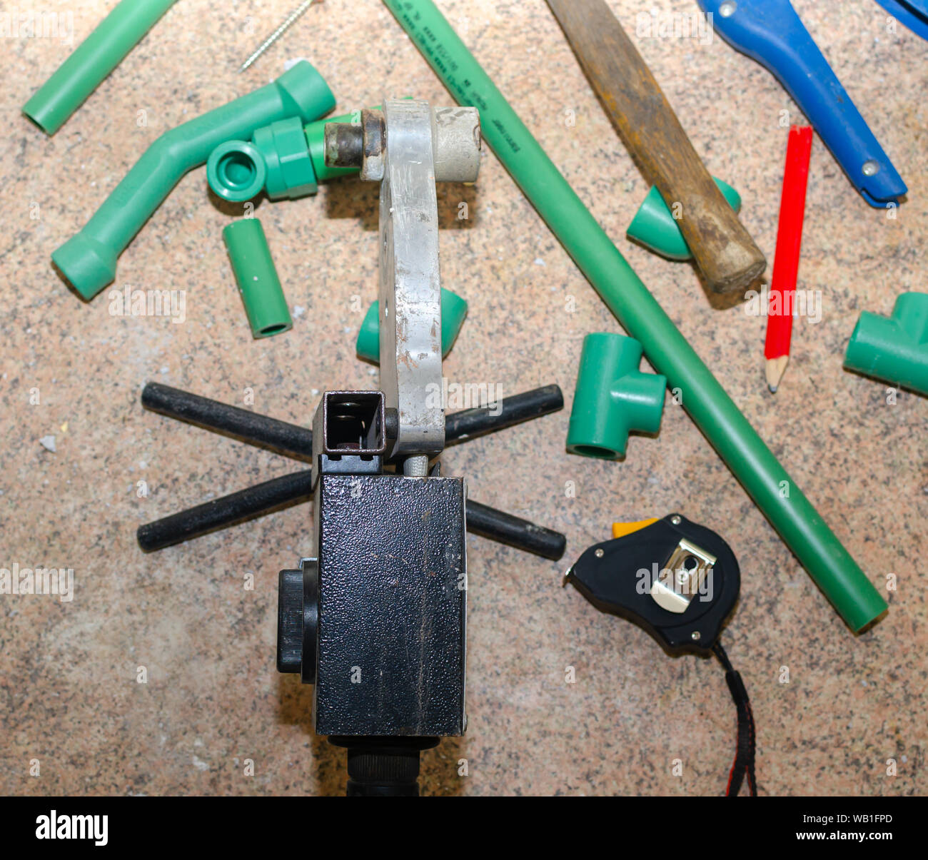 Werkzeuge zum Schneiden und Wasserleitungen aus Kunststoff Stockfotografie  - Alamy