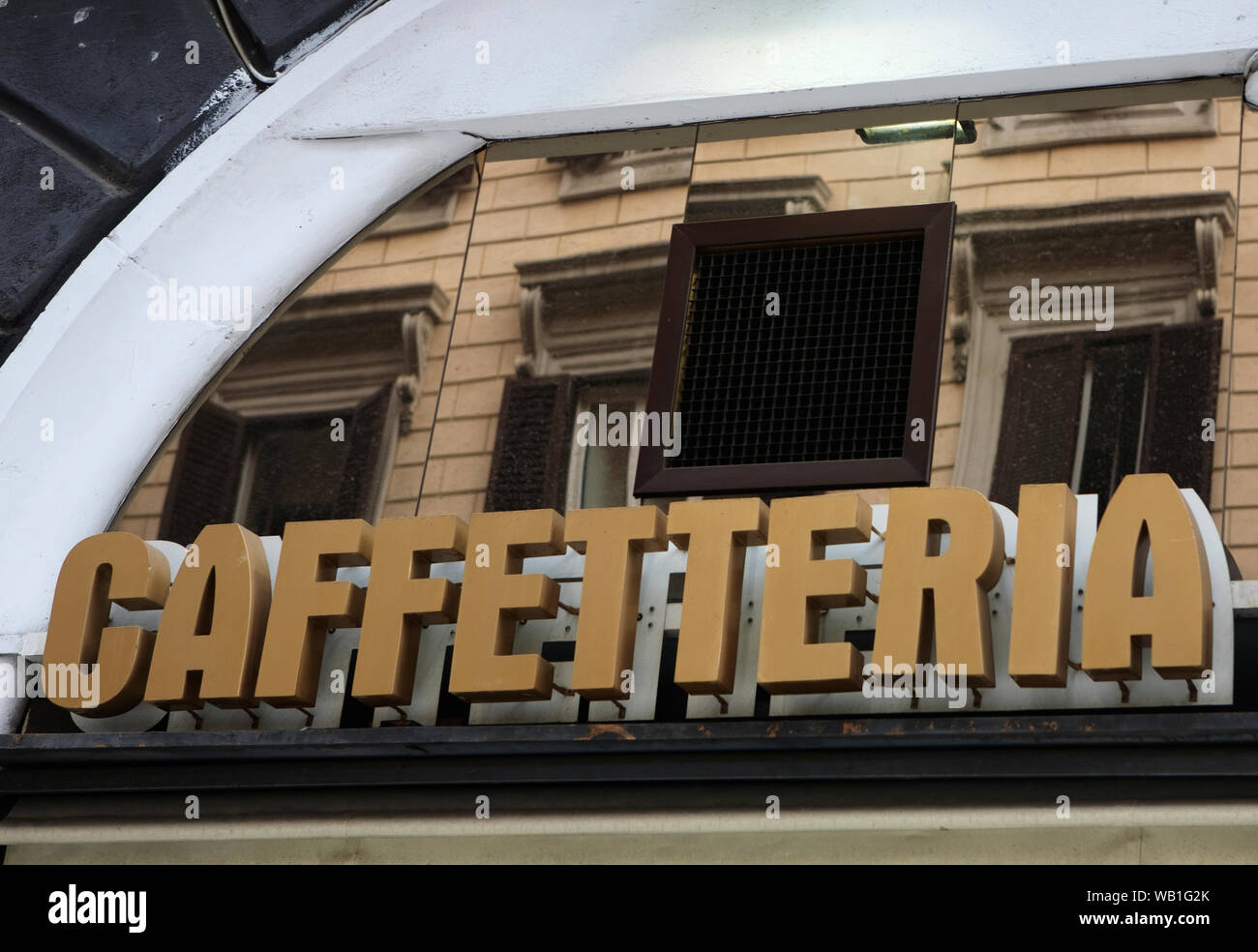 Zeichen für ein Cafe außerhalb eines Gebäudes in Rom, Italien Stockfoto