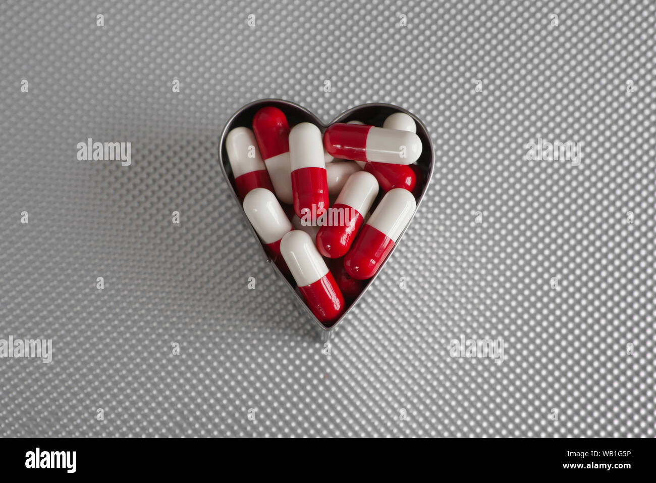 Eine Herzform mit Pillen gefüllt Stockfoto