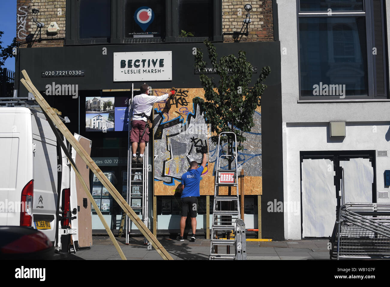 Die Geschäfte sind in der Vorbereitung für 2019 Notting Hill Karneval in West London an Bord. Stockfoto