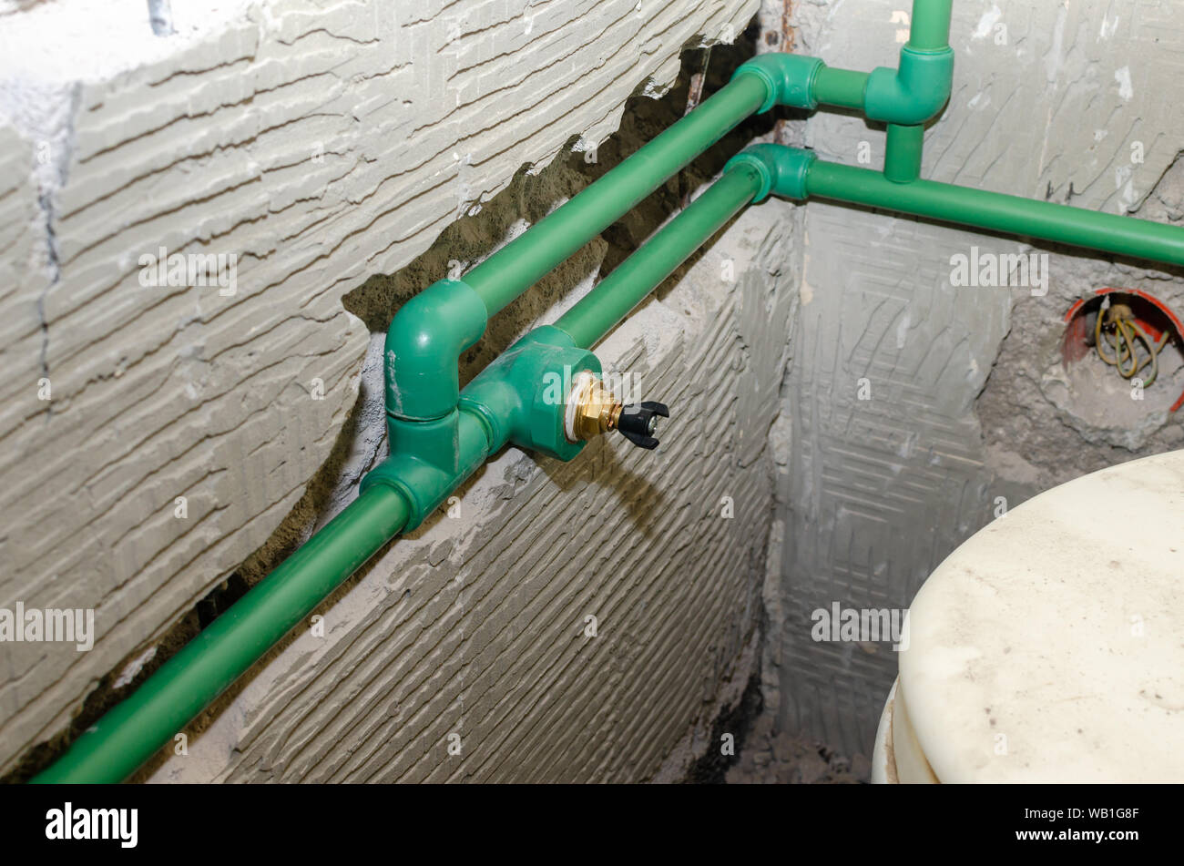 Neue Kunststoff wasser Leitungen installiert in einem jagte Badezimmer Wand während der Renovierungsarbeiten Stockfoto