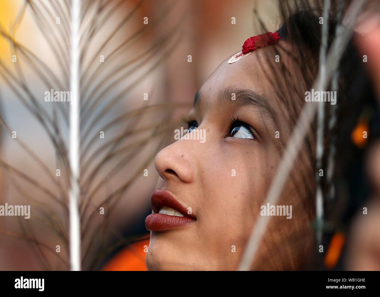 Kathmandu, Nepal. 23 Aug, 2019. Ein Mädchen Warteschlangen Gebete während Krishna Janmasthami Festival an Krishna Mandir Tempel in Kathmandu, Nepal, 23.08.2019. Krishna Janmasthami Festival wird jährlich feierten den Geburtstag des hinduistischen Gottes Krishna zu markieren. Credit: Sunil Sharma/Xinhua Stockfoto