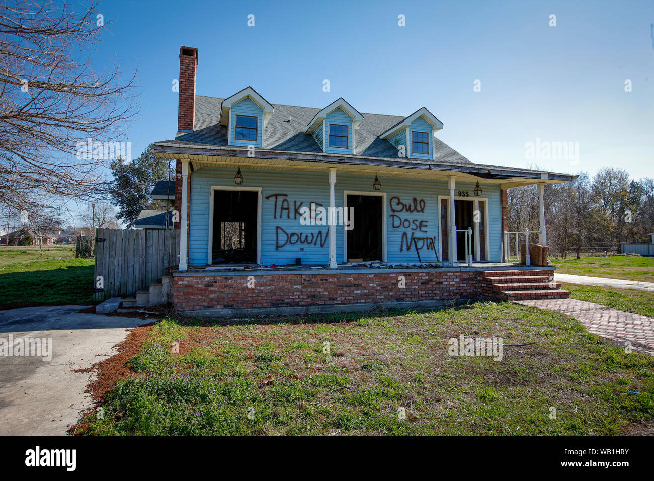 Ein Hochwasser beschädigte Haus im Gebiet des Lower Ninth ward von New Orleans, das zum Abriss markiert war. Während und nach dem Hurra Kathrina im Jahr 2005 gaben die Deiche um die Stadt aufgrund einer beispiellosen Sturmflut im Lake Pontchartrain nach, und riesige Teile von New Orleans wurden zerstört. Mehr als 1800 Menschen starben. Stockfoto