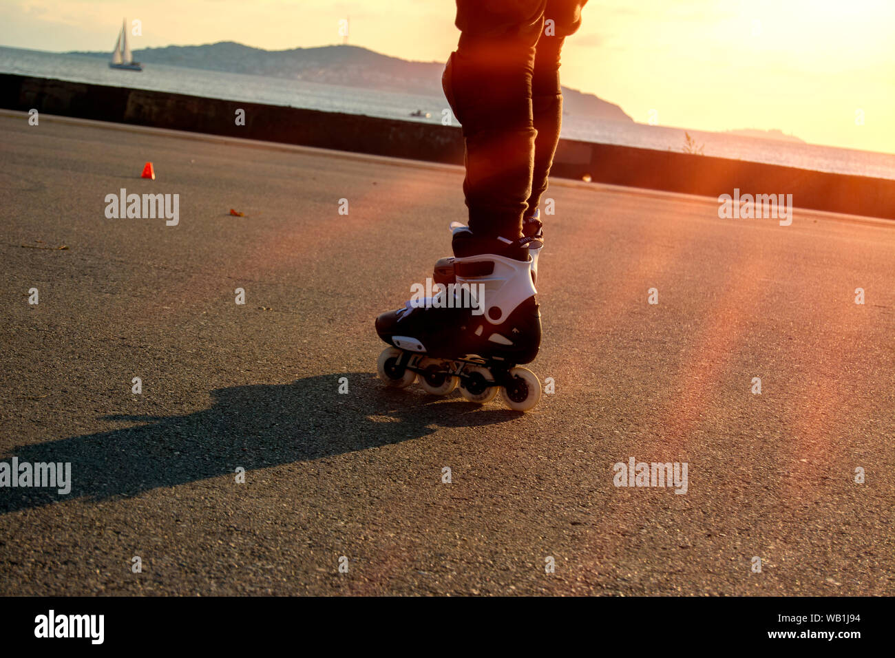 Ein Junge Skaten am Strand Stockfoto