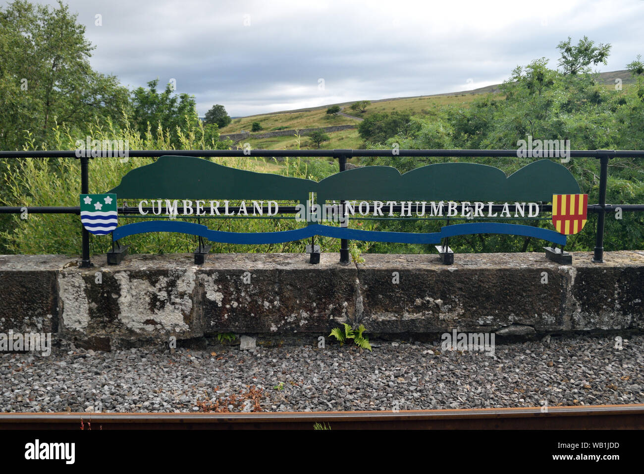 Cumberland und Northumberland County Grenze Marker auf den South Tynedale Railway in der Nähe von Alston in Cumbria. Stockfoto