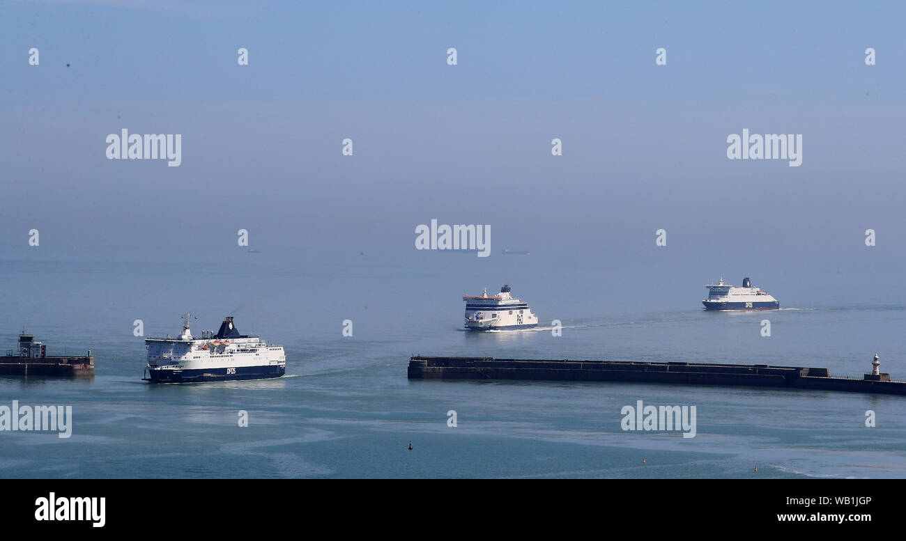 Fähren kommen auf einem ruhigen Meer im Hafen von Dover, Kent vor der vorhergesagten heißen Wetter über dieses Wochenende. Stockfoto