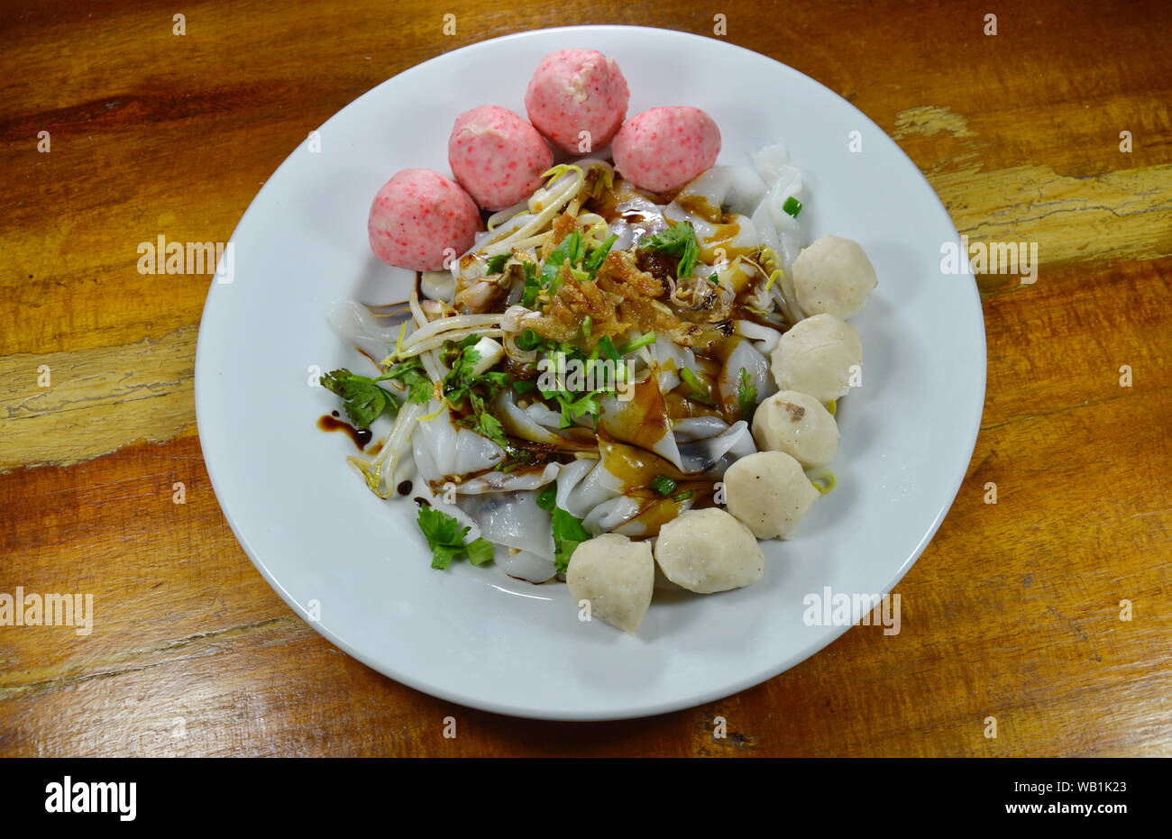 Reis Nudeln mit Schweinefleisch ball Dressing schwarz Sojasauce Stockfoto