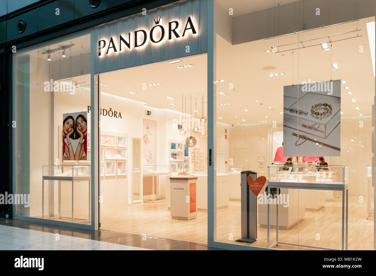 Santiago de Compostela, Spanien, 22. August 2019: Pandora Store auf Shopping Mall als Cancelas Stockfoto